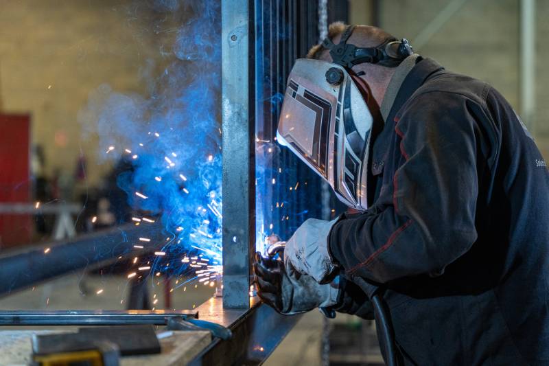 Artisan métallier à Lyon pour création et pose de structures et mobiliers en acier sur mesure